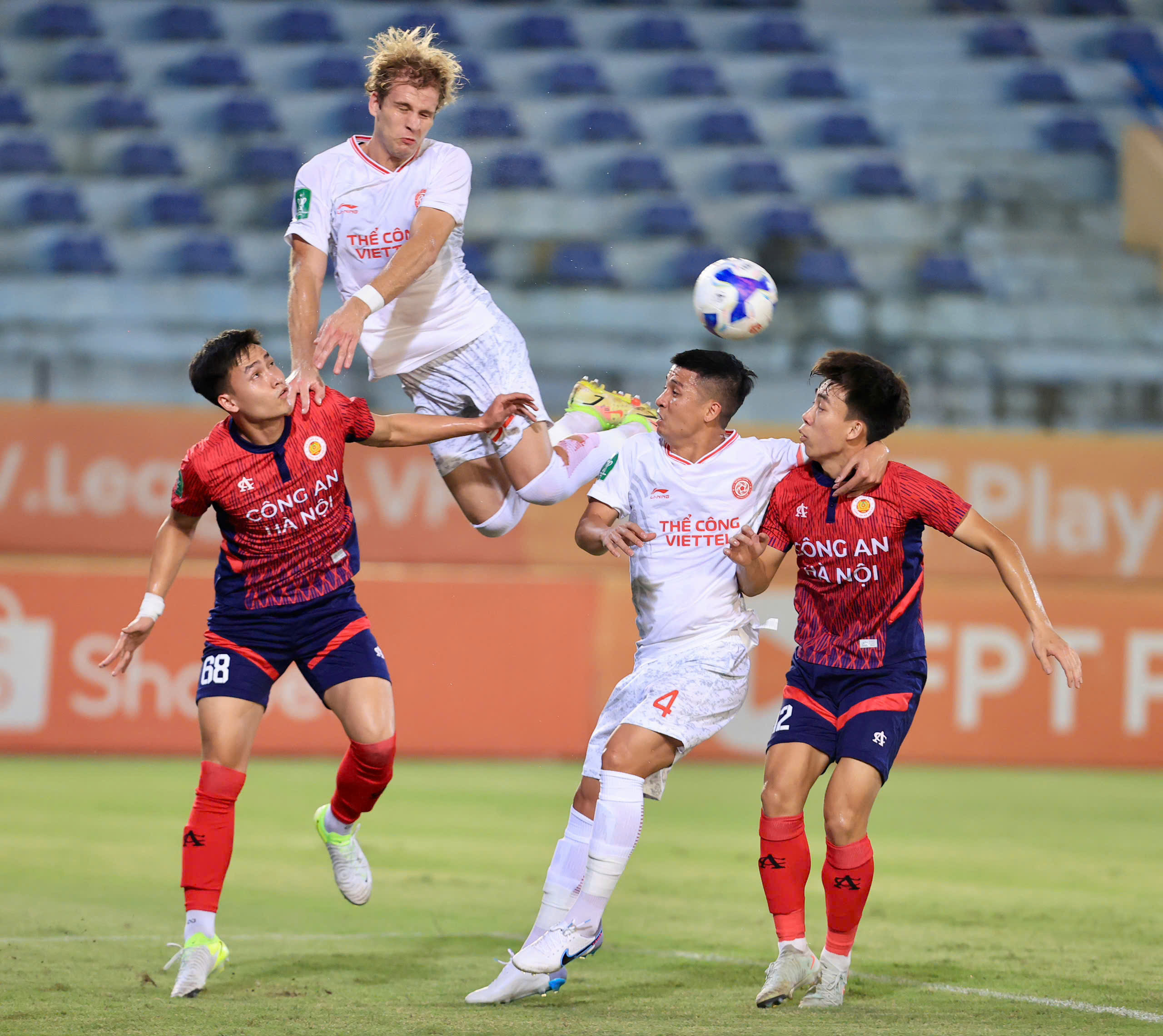 CLB Công an Hà Nội dẫn trước và thi đấu tốt hơn.