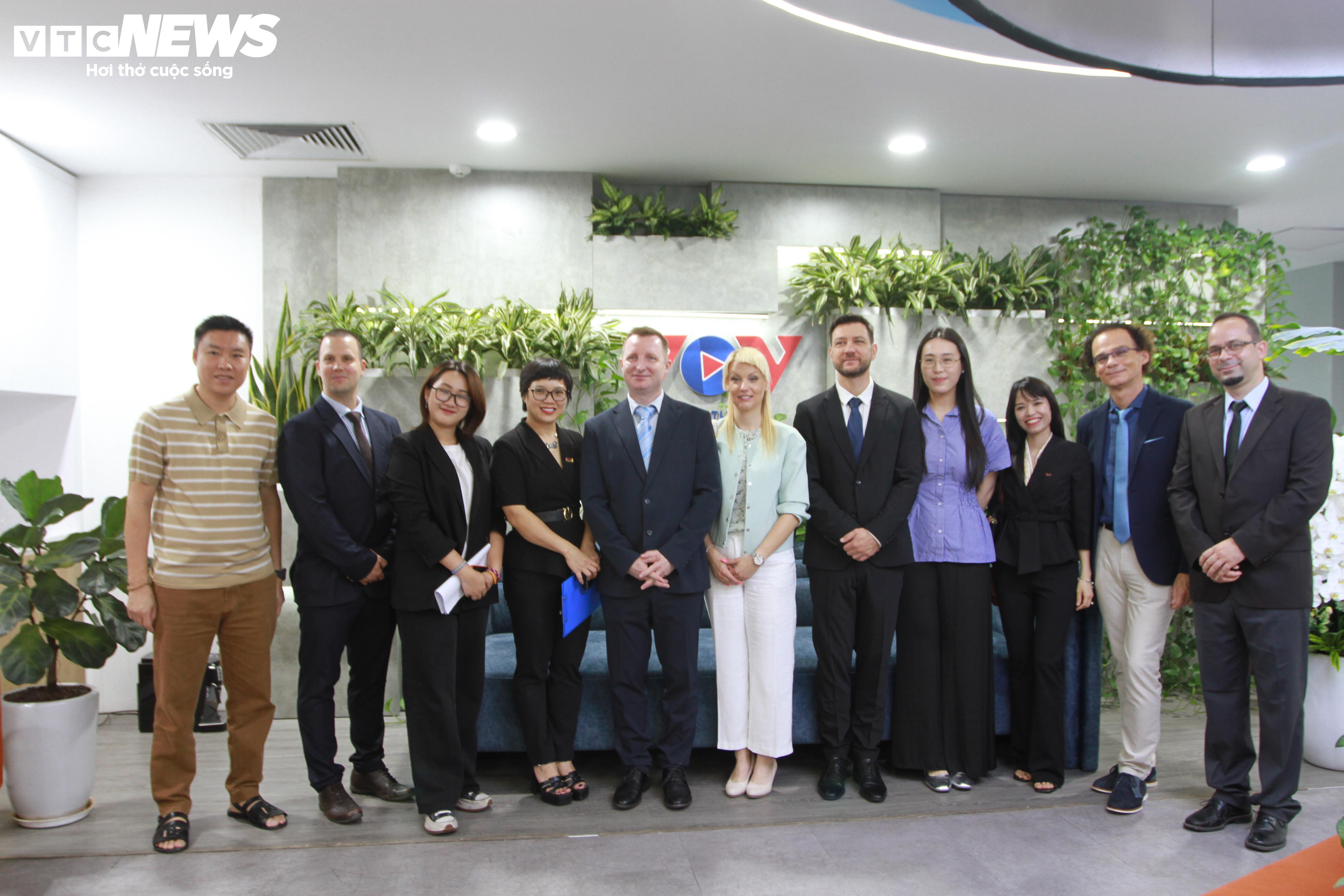 Đoàn đại biểu Hungary chụp ảnh lưu niệm khi đi thăm các kênh của VOV.