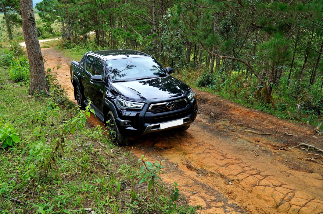 Hilux vượt qua dễ dàng vượt qua các cung đường khó nhằn giữa các công trình xây dựng.