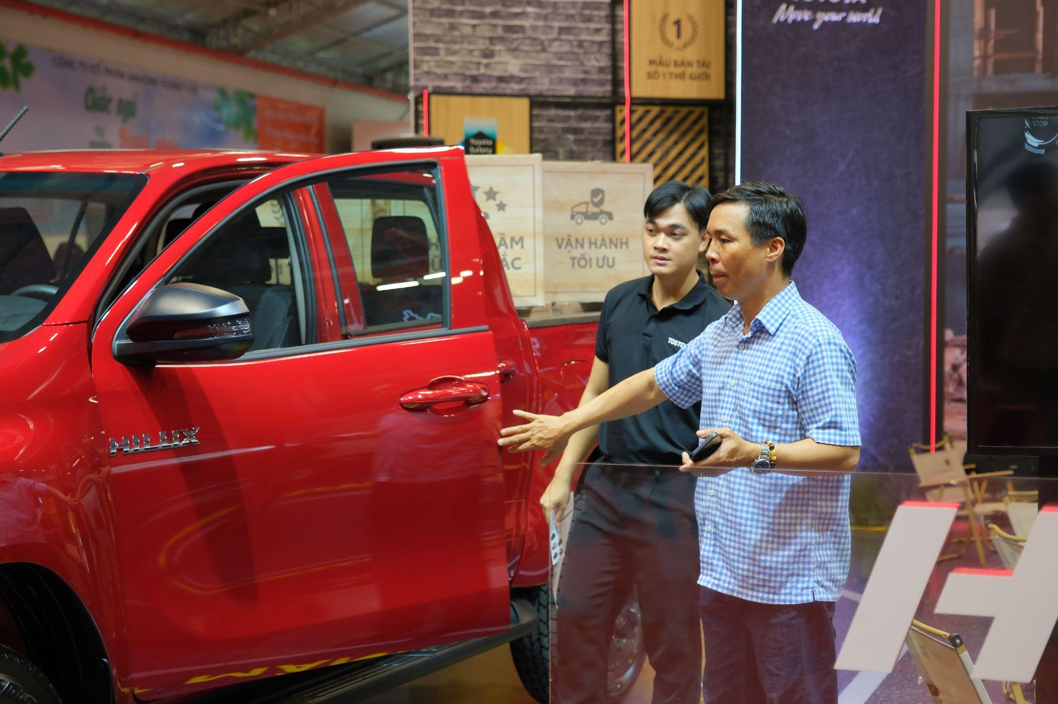 Khách hàng tham quan tìm hiểu Toyota Hilux tại Triển lãm Vietbuild 2025.