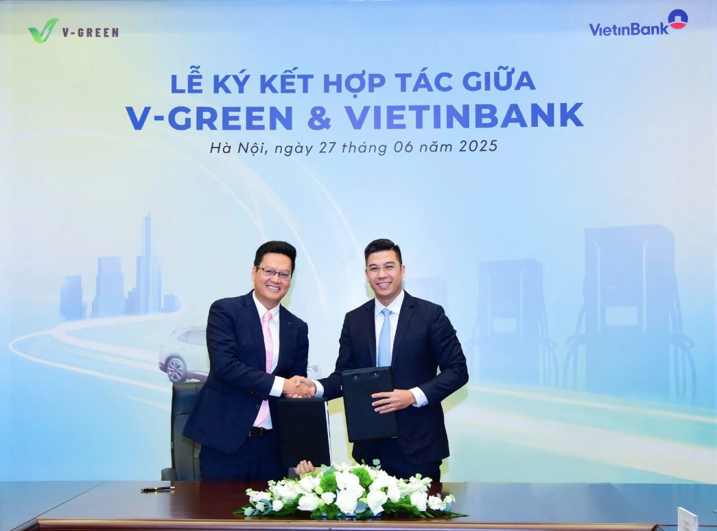 Ông Dương Văn Quân, Phó Tổng Giám đốc VietinBank (bên phải) và ông Nguyễn Thành Dương, Tổng giám đốc V-Green tại lễ ký kết.
