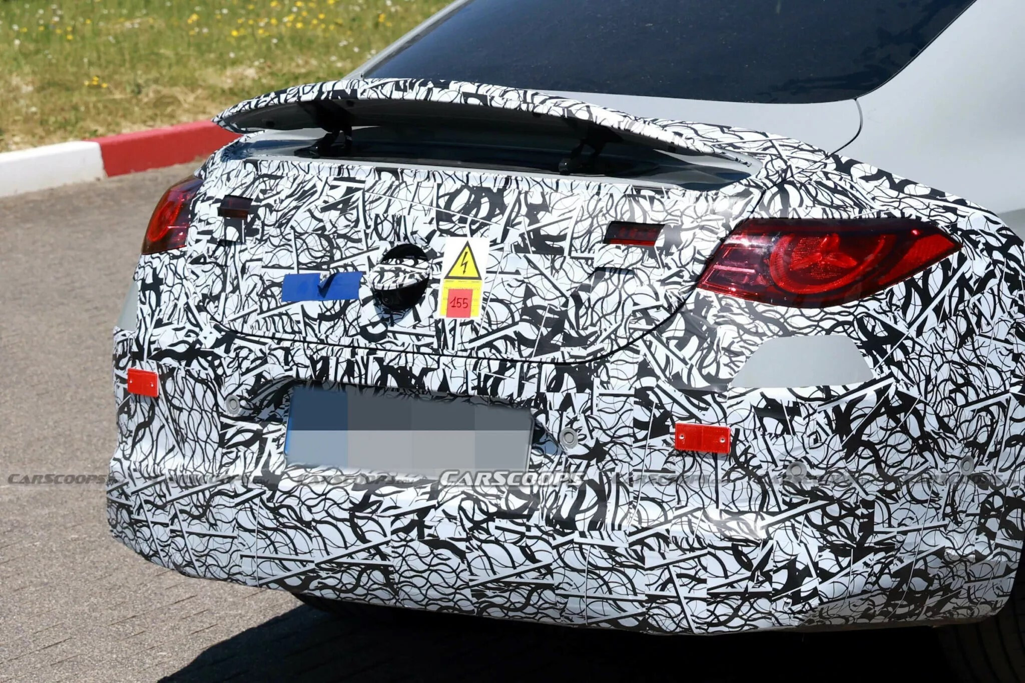 Cánh gió sau có thể tự động kích hoạt hoặc điều chỉnh bằng nút bấm. (Nguồn: Carscoops))