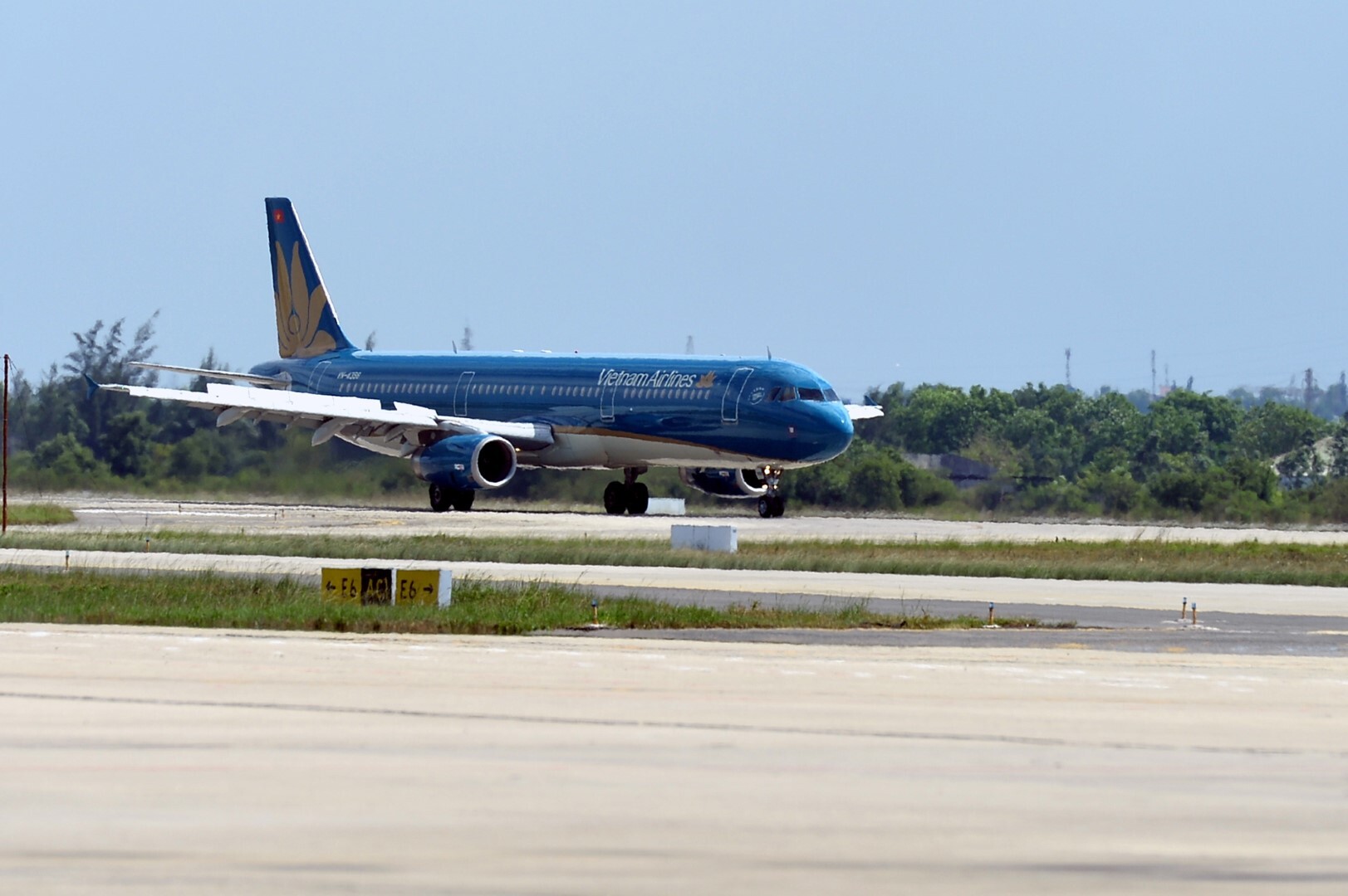 Máy bay Vietnam Airlines hạ cánh khẩn để cấp cứu hành khách. (Ảnh minh họa)