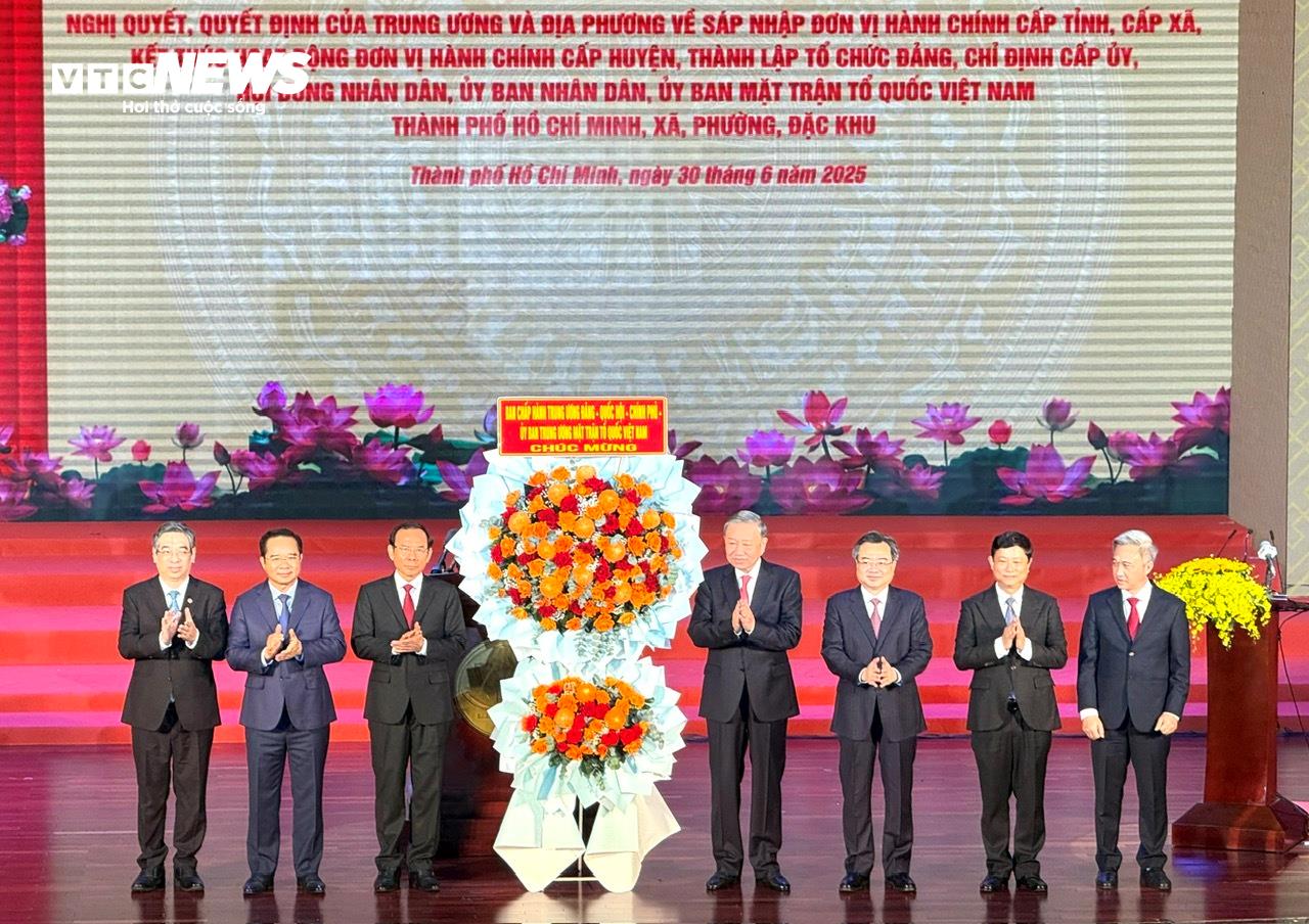 Tổng Bí thư Tô Lâm tặng hoa chúc mừng Ban lãnh đạo TP.HCM mới. (Ảnh: Thy Huệ)