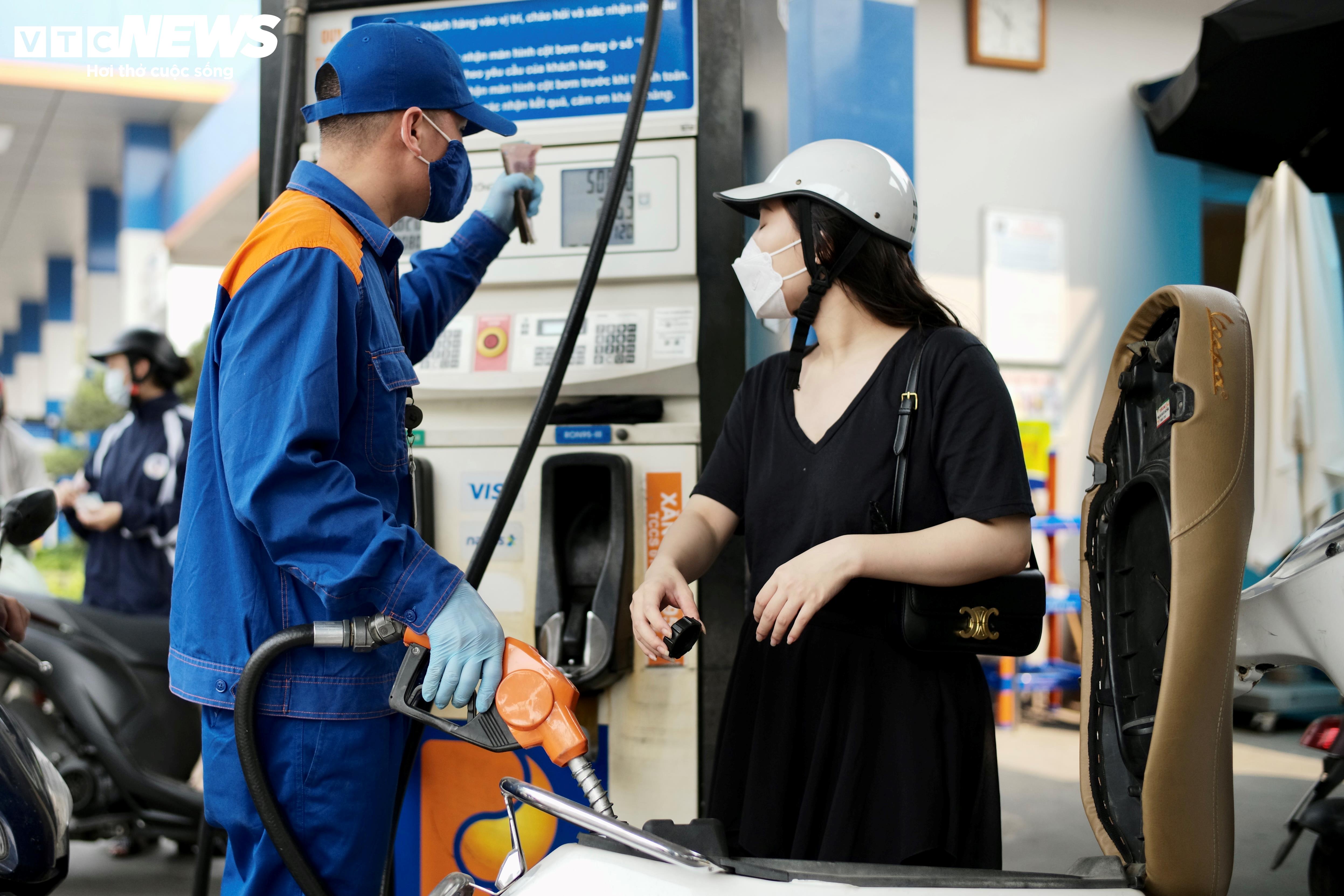 Việc chiết khấu cao hay thấp phụ thuộc vào mối quan hệ kinh doanh của các doanh nghiệp kinh doanh xăng dầu. (Ảnh: Minh Đức).