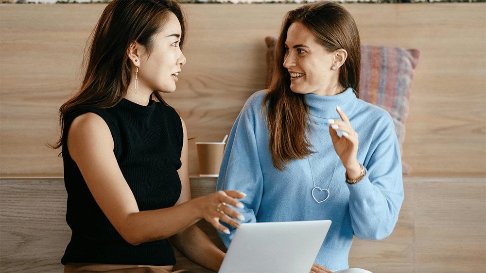 Gọi tên đối phương thường xuyên trong cuộc trò chuyện là một trong những thủ thuật tâm lý giúp bạn thu phục người khác dễ dàng. (Ảnh: Yourtango)