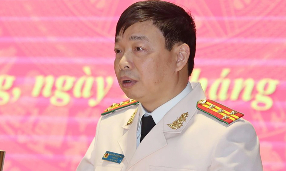 Đại tá Nguyễn Quang Vinh, Giám đốc Công an tỉnh Cao Bằng (SN 1976, quê tỉnh Ninh Bình). Trước khi được điều động nhận nhiệm vụ tại Cao Bằng, Đại tá Vinh từng có thời gian giữ chức vụ Phó Cục trưởng, Thư ký lãnh đạo Bộ Công an rồi Giám đốc Công an tỉnh Bắc Giang (cũ).