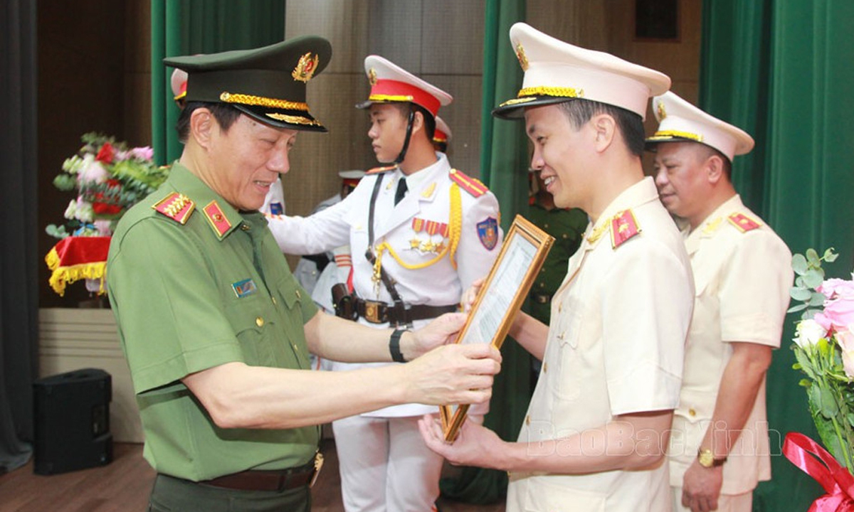 Thiếu tướng Bùi Duy Hưng, Giám đốc Công an tỉnh Bắc Ninh (SN 1978, quê TP Hải Phòng) là cán bộ được đào tạo bài bản, chuyên sâu về chính trị, pháp luật, nghiệp vụ. Trước khi làm Giám đốc Công an tỉnh Bắc Ninh, Thiếu tướng Bùi Duy Hưng giữ chức Phó cục trưởng, thư ký lãnh đạo Bộ Công an.