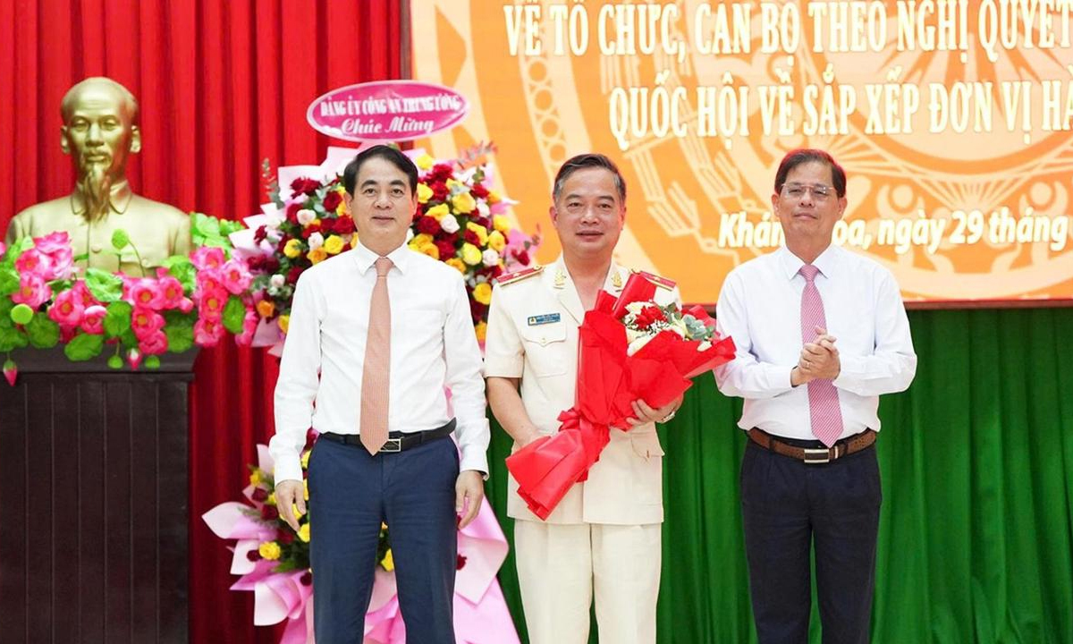 Thiếu tướng Nguyễn Hữu Phước, Giám đốc Công an tỉnh Khánh Hòa (SN 1976, quê Hải Dương cũ). Ông từng giữ chức trưởng phòng Cục Tổ chức cán bộ, Bộ Công an. Vào tháng 11/2019, ông Phước được Bộ Công an điều động và bổ nhiệm làm Phó Giám đốc Công an tỉnh Phú Thọ. Đến tháng 11/2024, Bộ trưởng Công an điều bổ nhiệm ông giữ chức Giám đốc Công an tỉnh Khánh Hòa cũ.