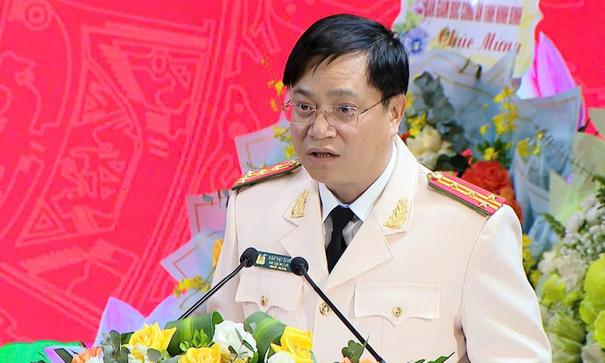 Đại tá Đinh Việt Dũng, Giám đốc Công an tỉnh Nghệ An (SN 1977, quê tỉnh Nam Định cũ). Trong quá trình công tác, Đại tá Dũng từng đảm nhận những chức vụ: Trưởng phòng PA02, Phó Giám đốc, Thủ trưởng Cơ quan An ninh điều tra Công an tỉnh Hà Tĩnh, Phó Cục trưởng Cục An ninh nội địa (Bộ Công an), Giám đốc Công an tỉnh Ninh Bình.