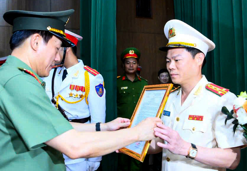 Đại tá Nguyễn Hữu Mạnh, Giám đốc Công an tỉnh Ninh Bình SN (1977, quê tỉnh Thanh Hóa) được Bộ trưởng Bộ Công an bổ nhiệm khi đang giữ chức Giám đốc Công an tỉnh Nam Định cũ. Đại tá Mạnh có 28 năm học tập, công tác trong lực lượng Công an Nhân dân, trong đó có 27 năm công tác tại Công an tỉnh Thanh Hóa.