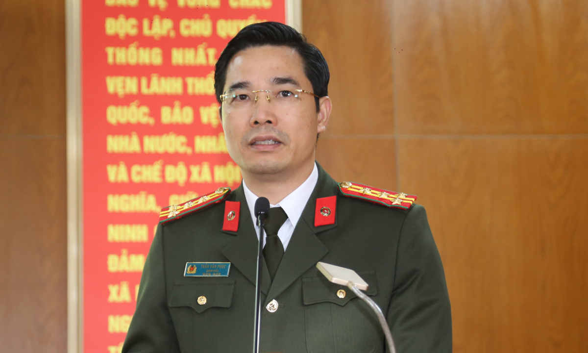 Đại tá Trần Văn Phúc, Giám đốc Công an tỉnh Quảng Ninh (SN 1978, quê TP Hà Nội). Trước khi công tác tại tỉnh Quảng Ninh, ông Phúc từng giữ chức Phó Cục trưởng Cục Cảnh sát điều tra tội phạm về tham nhũng, kinh tế và buôn lậu (Bộ Công an), Giám đốc Công an tỉnh Thái Bình. Trong thời gian làm lãnh đạo Công an tỉnh Thái Bình, Đại tá Phúc đã chỉ đạo nhiều vụ án lớn như: bắt ông Lưu Bình Nhưỡng và ông Lê Thanh Vân, bắt "La điên" và loạt cán bộ tha hoá...