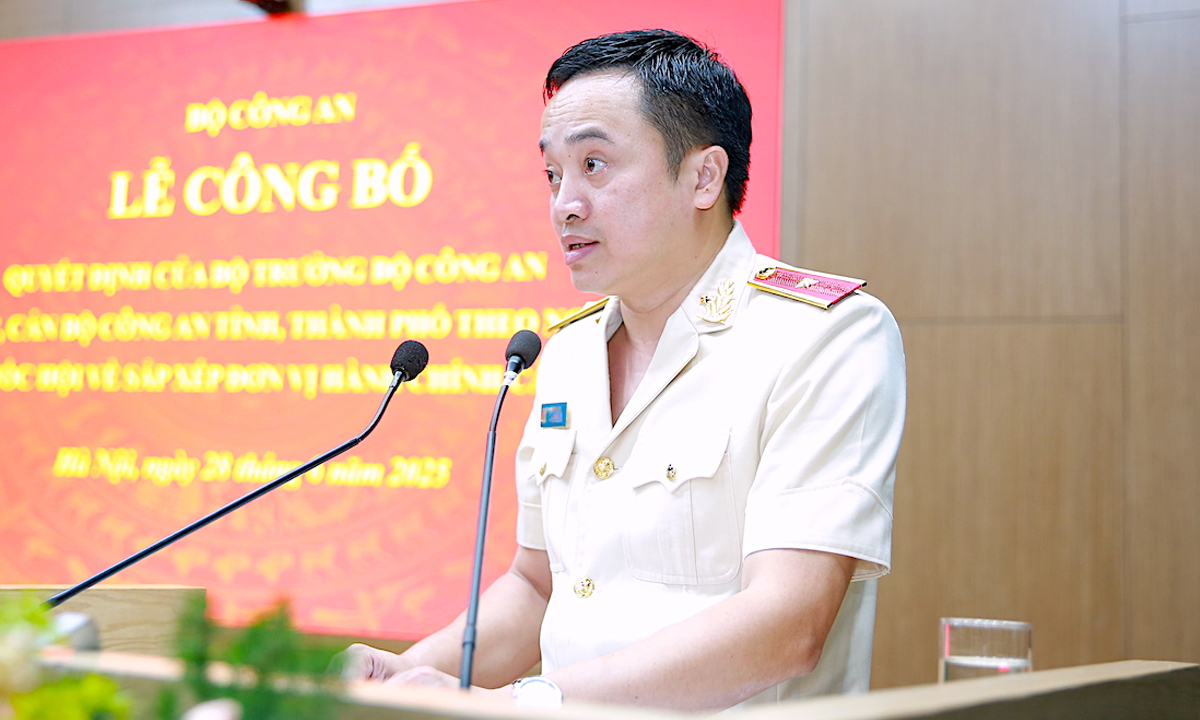 Thiếu tướng Mai Hoàng, Giám đốc Công an TP.HCM (SN 1979, quê tỉnh Hưng Yên) xuất phát từ người lính trinh sát hình sự Công an huyện Yên Châu (tỉnh Sơn La). Ông trải qua nhiều cương vị công tác: Đội trưởng, Phó Trưởng Công an huyện Vân Hồ, Phó Trưởng Phòng Cảnh sát hình sự, Trưởng Công an huyện Mộc Châu (tỉnh Sơn La)... Ông trực tiếp trinh sát, điều tra nhiều đường dây mua bán, vận chuyển trái phép chất ma túy, tội phạm mua bán người... Năm 2020, ông Mai Hoàng được phong tặng danh hiệu Anh hùng Lực lượng vũ trang Nhân dân. Tháng 7/2022, khi đang là Phó Cục trưởng Cục Cảnh sát Hình sự (Bộ Công an), ông được điều động giữ chức Phó Giám đốc Công an TP.HCM.