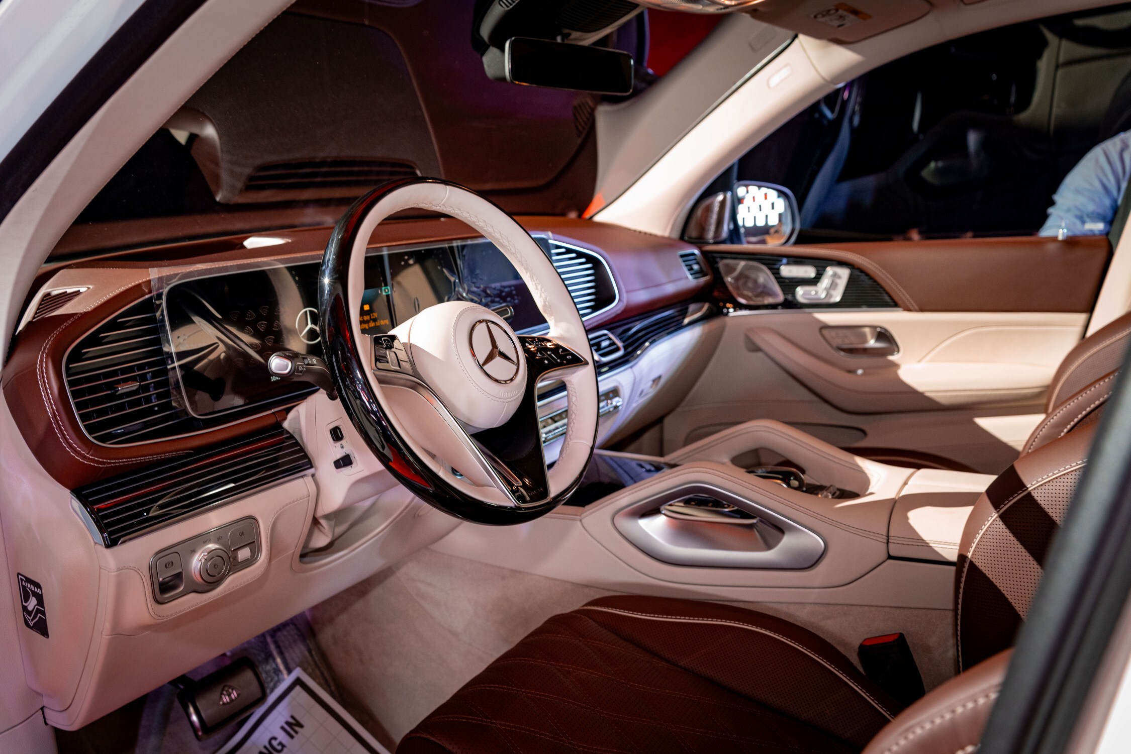 Khoang lái trên mẫu xe Maybach GLS 600 FL mới.