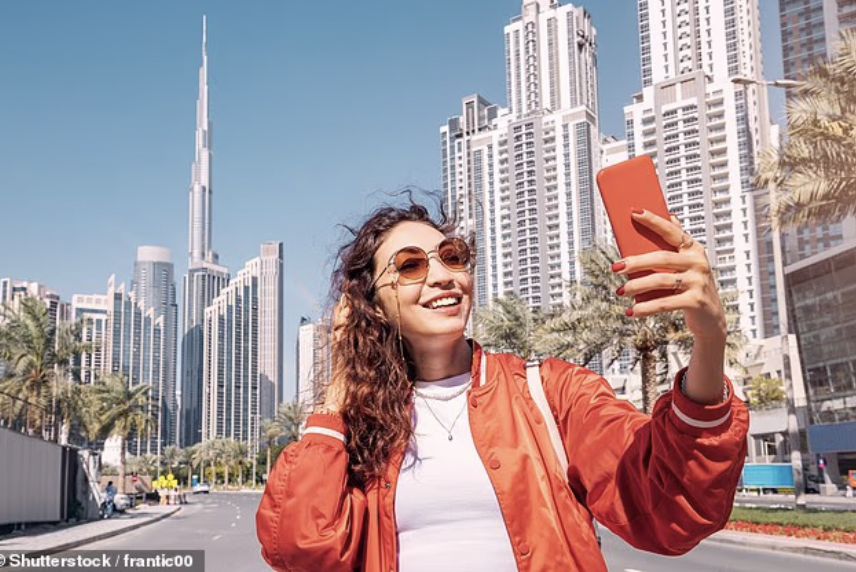 Hành vi chụp ảnh selfie có thể gây phiền toái cho bạn khi đến một số nơi.