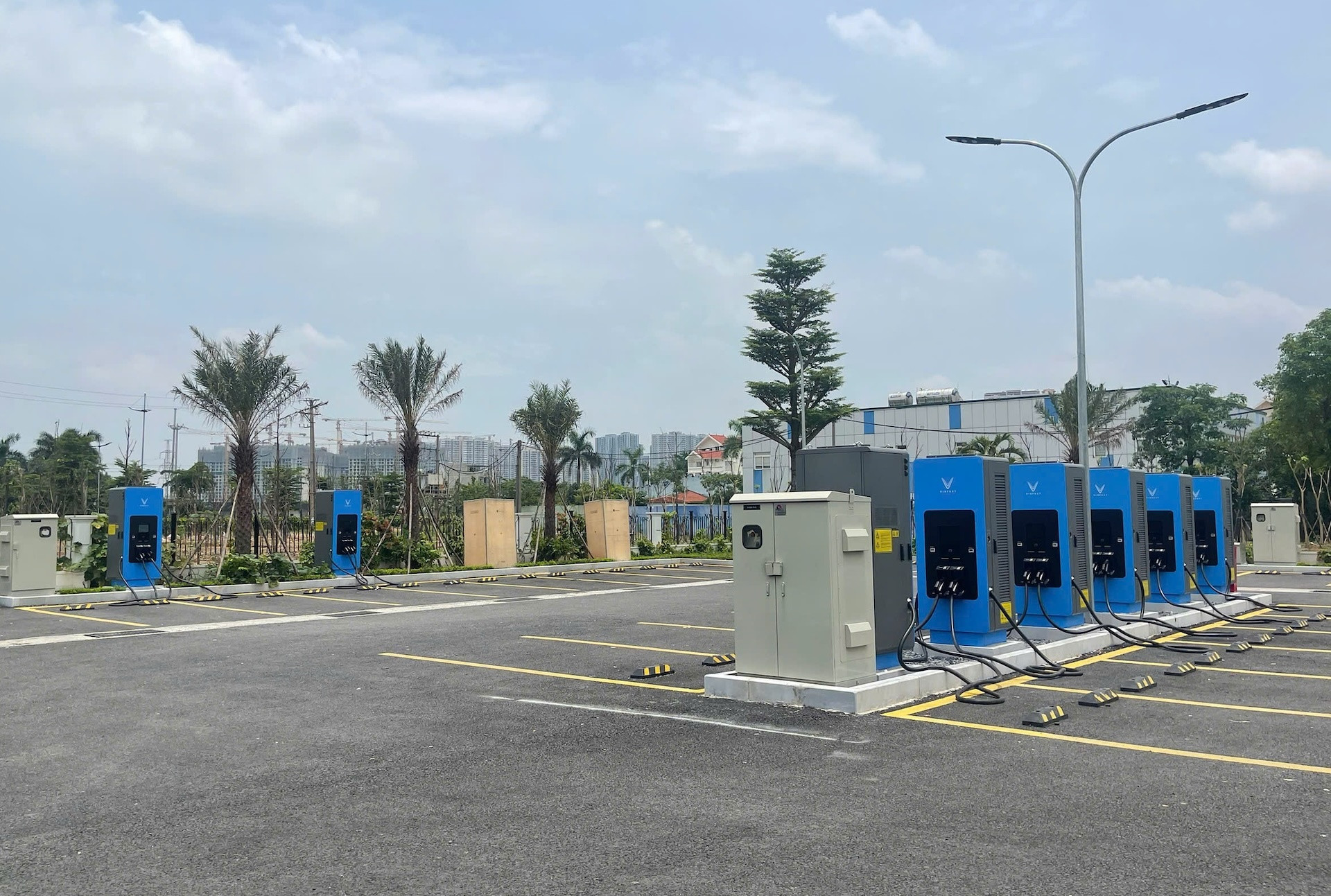 Tổ hợp trạm sạc quy mô lớn do An Sơn Group đầu tư tại MaiLand Hanoi City.