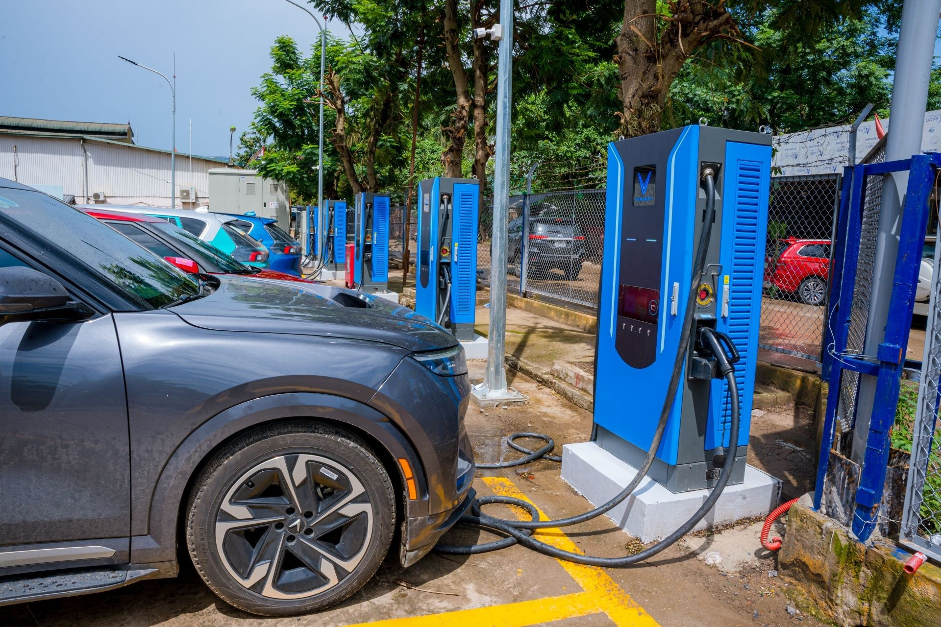 Trạm sạc quy mô lớn sử dụng trụ siêu nhanh liên tục được V-Green và đối tác triển khai trong thời gian gần đây trên khắp cả nước.