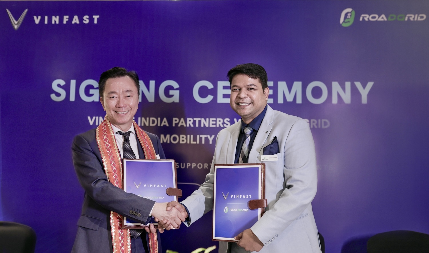 Ông Phạm Sanh Châu, Tổng Giám đốc VinFast châu Á (trái), và ông Deepesh Shrinath, Tổng Giám đốc RoadGrid, tại buổi lễ ký kết.