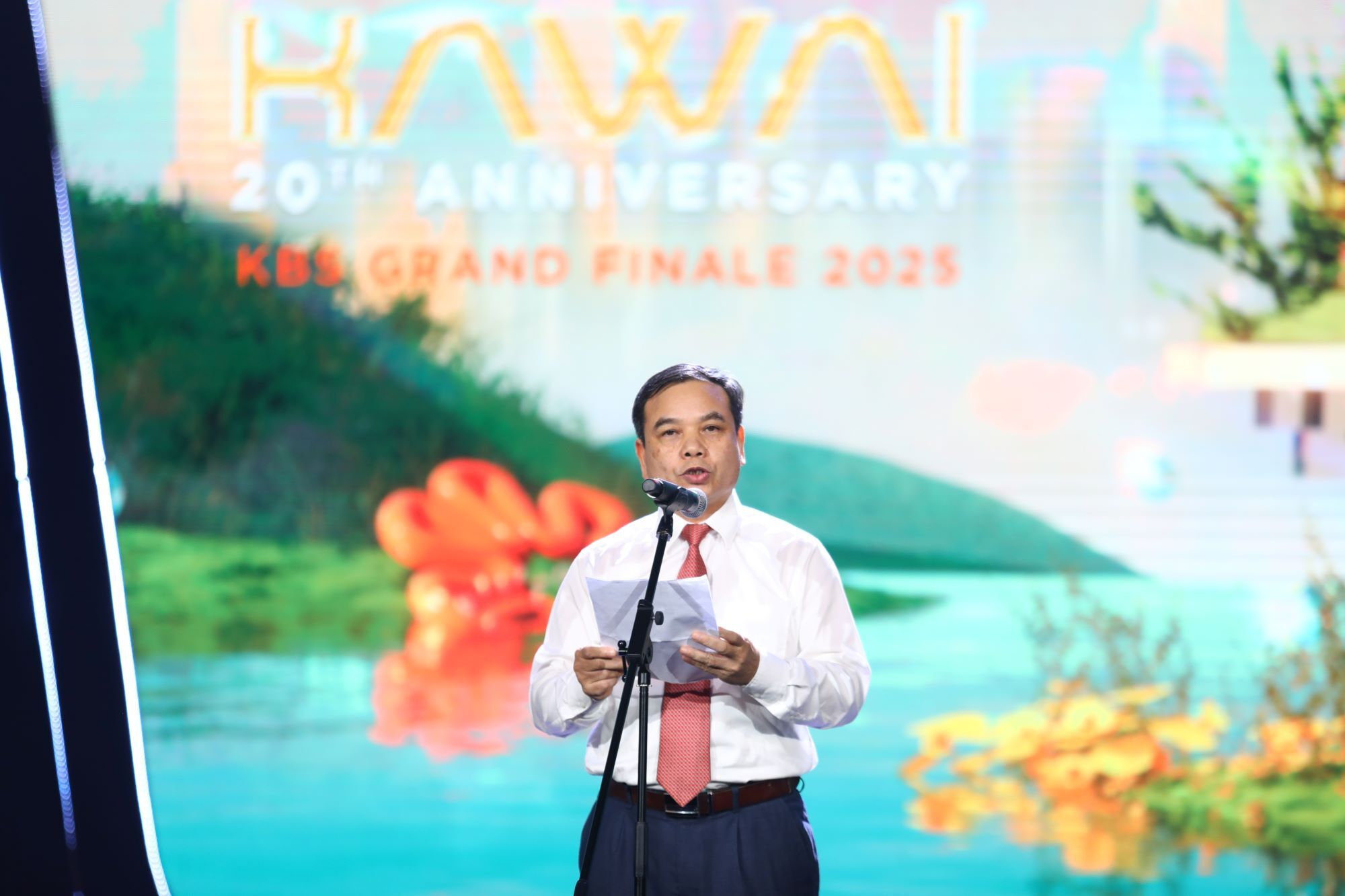 Ông Hoàng Đức Minh - Vụ trưởng Vụ Học sinh, Sinh viên, Bộ Giáo dục và Đào tạo phát biểu tại đêm chung kết. (Ảnh: Lê Vượng).