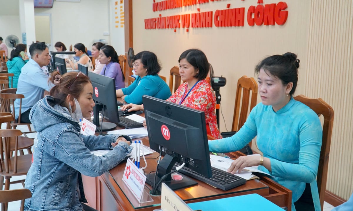 Cán bộ Trung tâm phục vụ hành chính công xã Vĩnh Lộc (TP.HCM) hỗ trợ người dân giải quyết thủ tục hành chính. (Ảnh: Bảo Phương)
