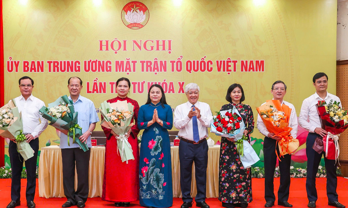 Chủ tịch Ủy ban Trung ương MTTQ Việt Nam Đỗ Văn Chiến và Phó Chủ tịch - Tổng Thư ký Ủy ban Trung ương MTTQ Việt Nam Nguyễn Thị Thu Hà tặng hoa chúc mừng 6 nhân sự được hiệp thương cử giữ chức Phó Chủ tịch Ủy ban Trung ương MTTQ Việt Nam.