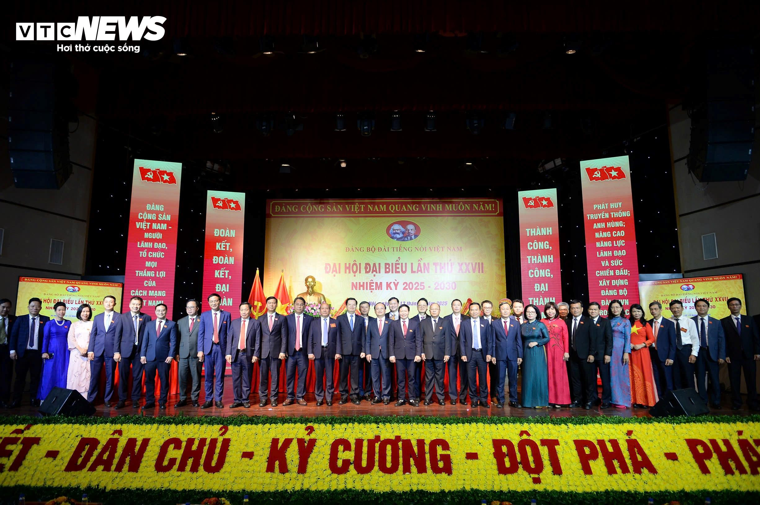 Phó Thủ tướng Mai Văn Chính cùng các đại biểu dự Đại hội.