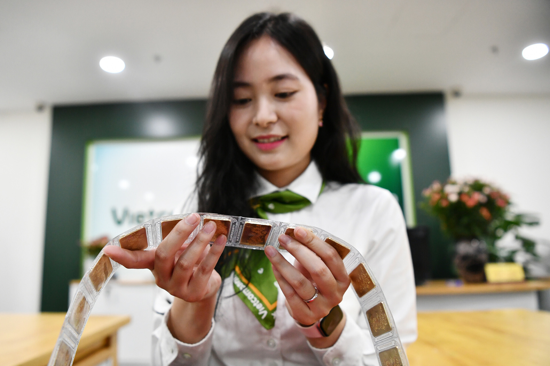 NHNN không đồng tình với kiến nghị của Hiệp hội Kinh doanh vàng Việt Nam và Doji về đề xuất NHTM không được phép sản xuất, kinh doanh vàng miếng. (Ảnh: Nam Khánh)