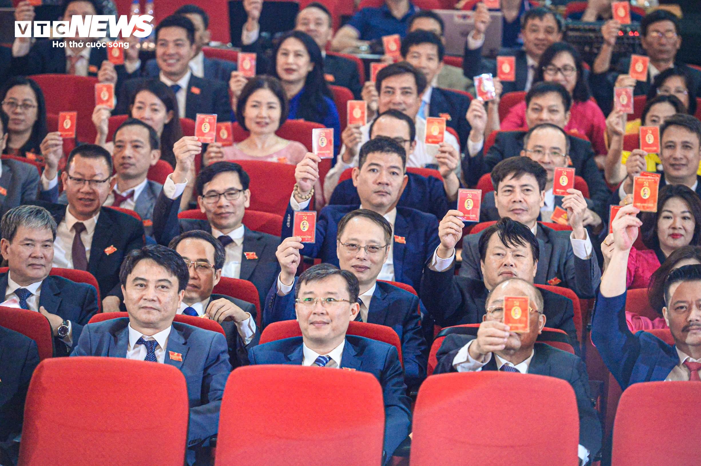 Các đại biểu biểu quyết thông qua Nghị quyết Đại hội đại biểu Đảng bộ Đài Tiếng nói Việt Nam lần thứ XXVII, nhiệm kỳ 2025-2030.