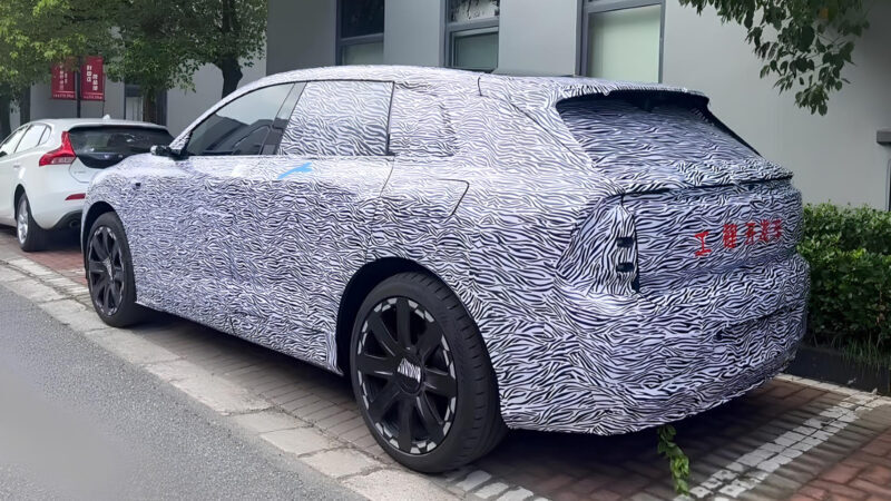 Mẫu Crossover của Audi xuất hiện trên đường phố cùng lớp ngụy trang. (Nguồn: Weibo)