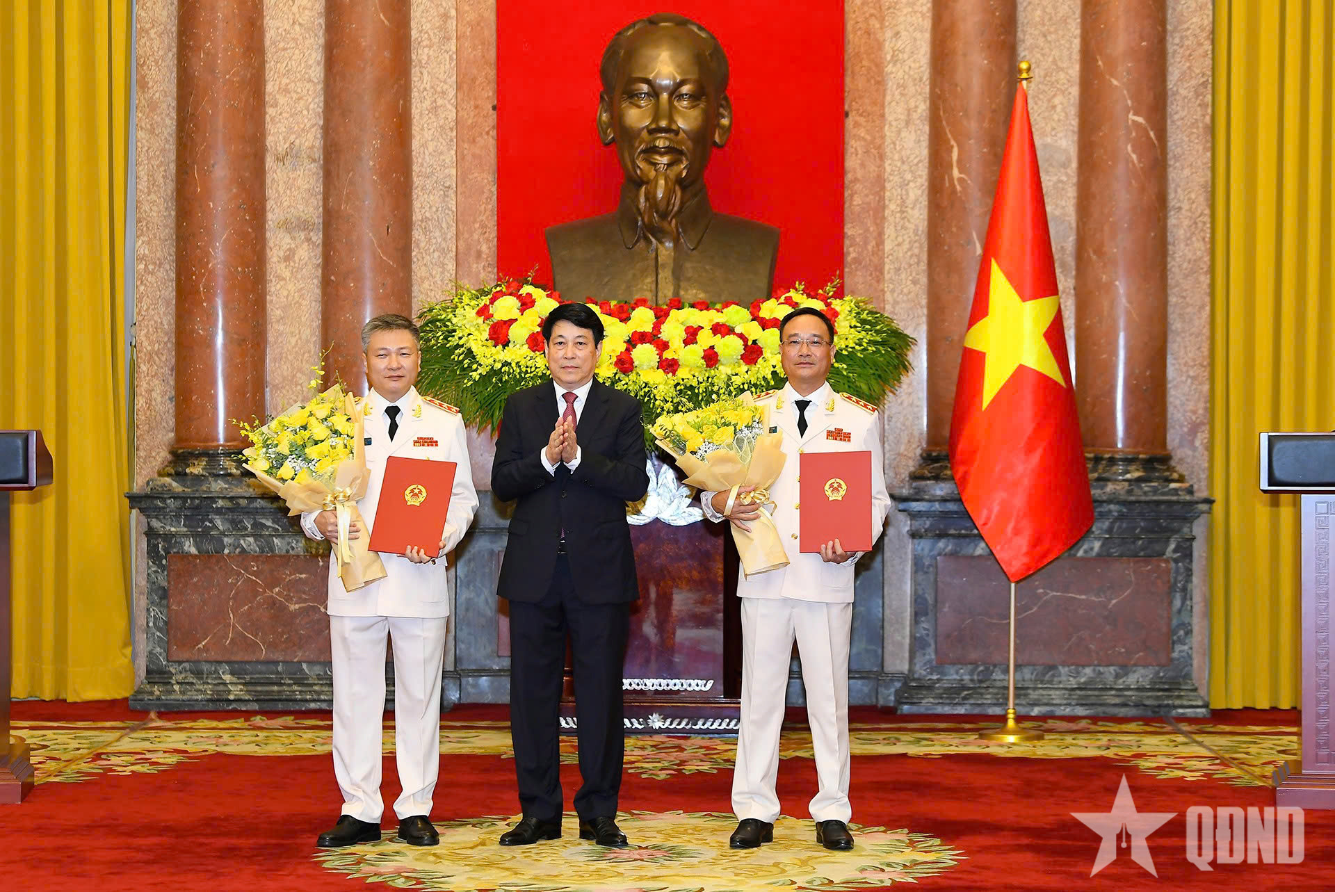 Chủ tịch nước trao quyết định thăng cấp bậc hàm Thượng tướng đối với các hai Thứ trưởng Bộ Công an. (Ảnh: Báo Quân đội Nhân dân)