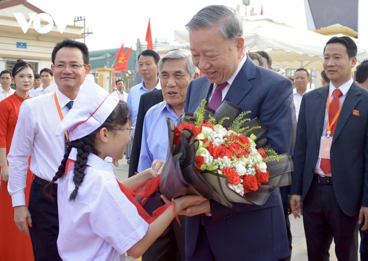 Em thiếu nhi tặng hoa chào đón Tổng Bí thư Tô Lâm về dự, chỉ đạo Đại hội Đại biểu Đảng bộ xã Nghĩa Trụ lần thứ I, nhiệm kỳ 2025-2030.