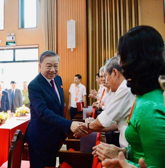 Tổng Bí thư Tô Lâm bắt tay các đại biểu dự Đại hội Đại biểu Đảng bộ xã Nghĩa Trụ lần thứ I, nhiệm kỳ 2025-2030.