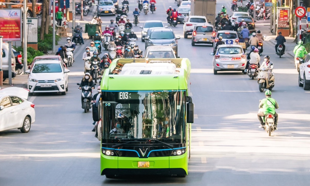 Hà Nội hiện có 15 tuyến buýt chạy bằng năng lượng sạch.