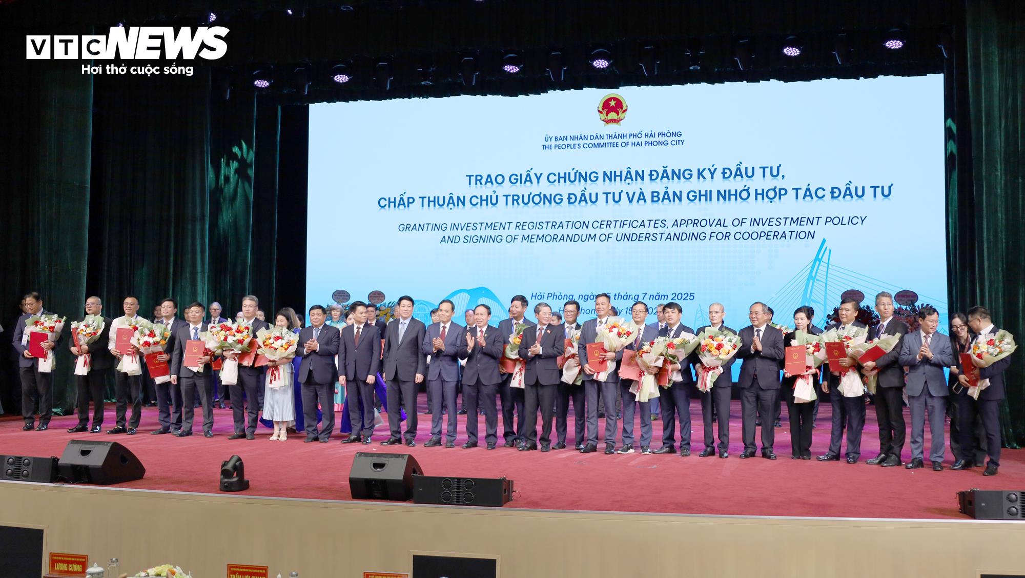 President Luong Cuong and other central and Hai Phong City leaders took souvenir photos with 32 new investors who were awarded investment certificates in Hai Phong.