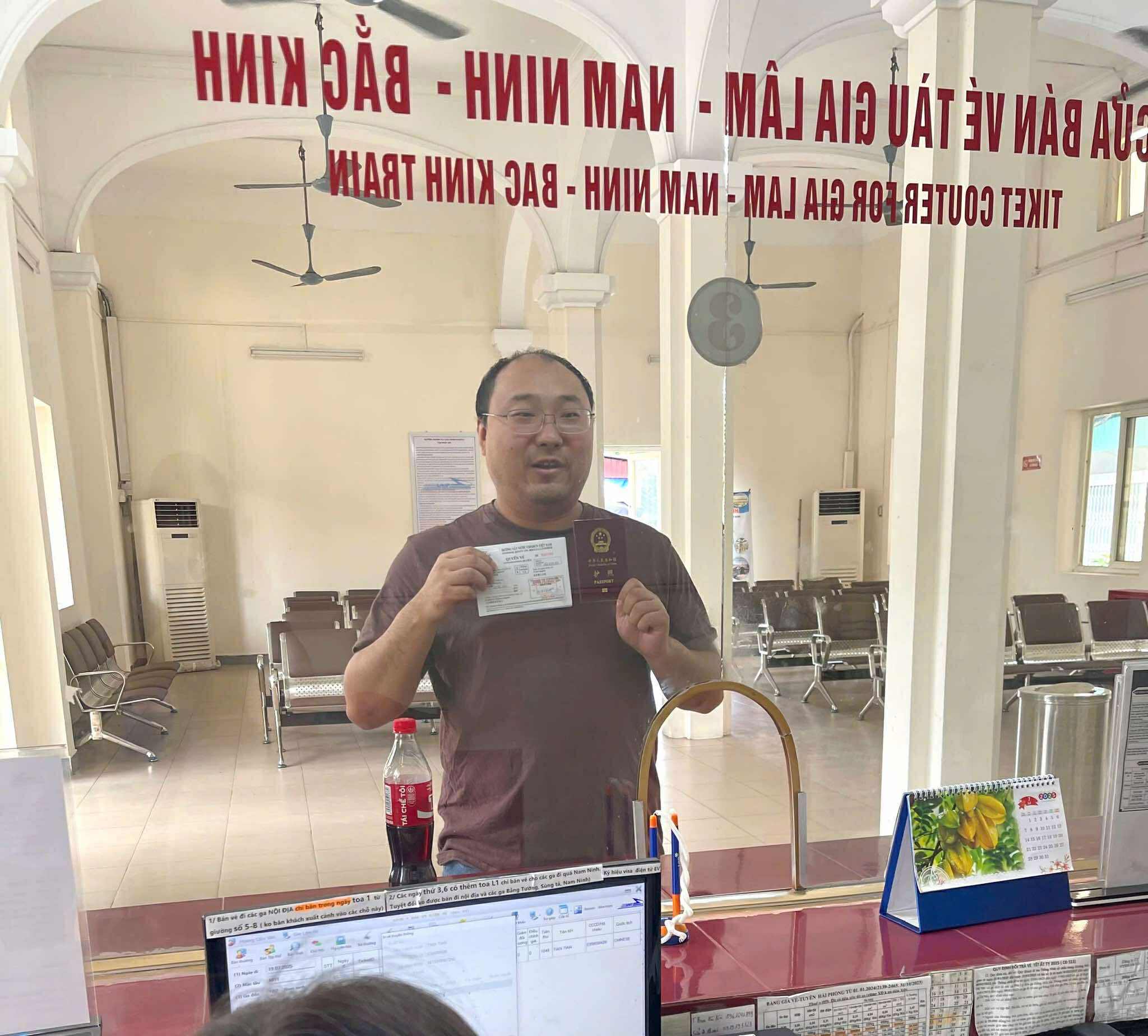 Hành khách có thể mua vé tàu khách liên vận Gia Lâm - Nam Ninh tại tất cả các ga tàu trên toàn quốc. (Ảnh: BCR)
