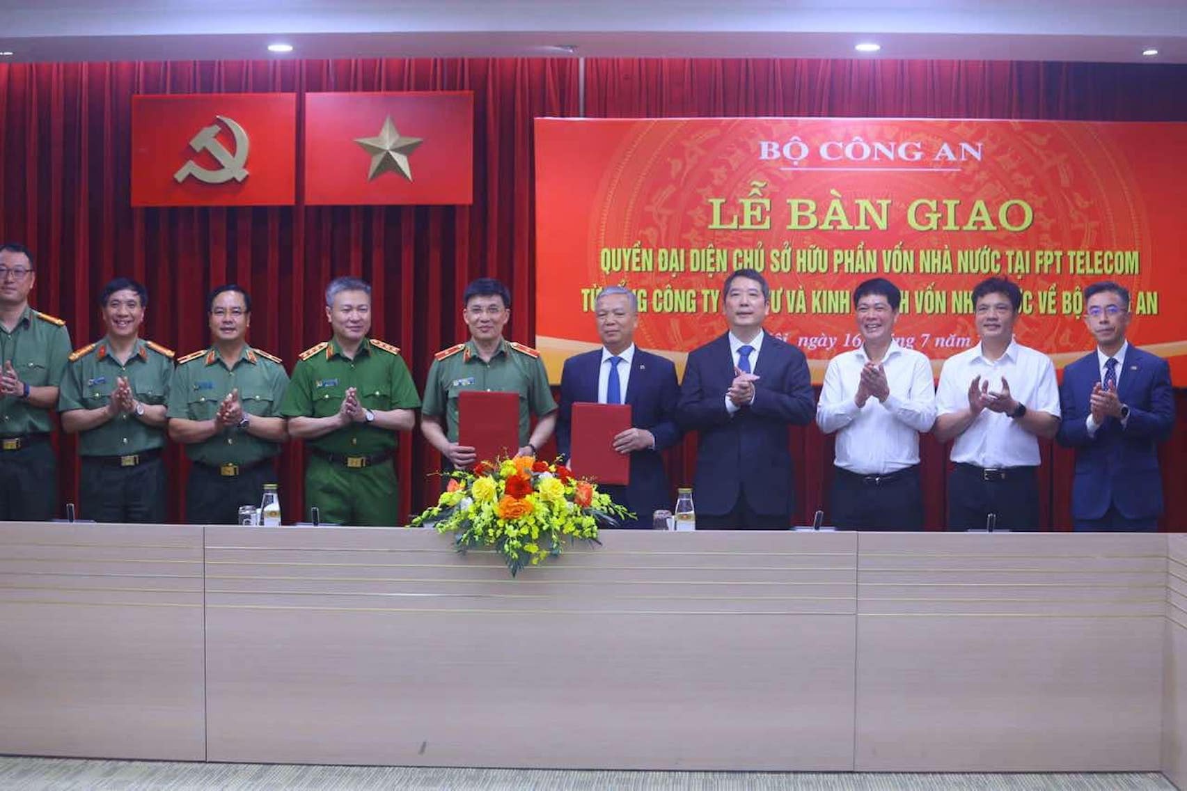 Đại diện Bộ Công an và SCIC ký biên bản bàn giao quyền đại diện chủ sở hữu phần vốn Nhà nước tại FPT Telecom từ SCIC về Bộ Công an.