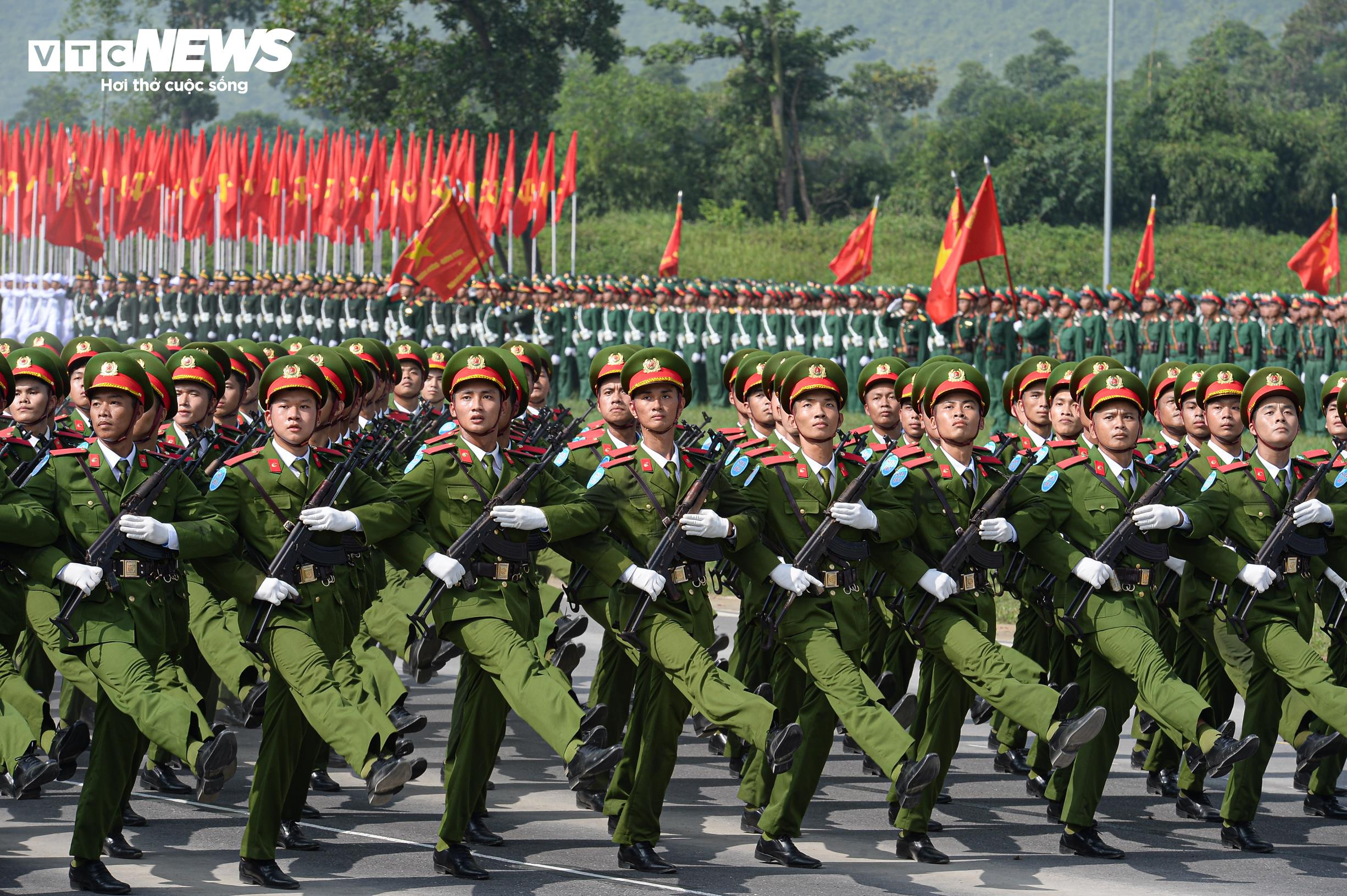 Lực lượng Công an Nhân dân trong buổi tổng hợp luyện chuẩn bị cho lễ kỷ niệm 80 năm Cách mạng tháng Tám và Quốc khánh 2/9.