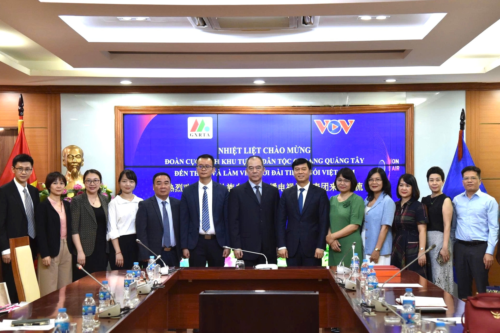 Phó Tổng Giám đốc Ngô Minh Hiển và lãnh đạo các đơn vị của VOV tiếp đoàn đại biểu Cục Phát thanh Truyền hình Khu tự trị Dân tộc Choang Quảng Tây (Trung Quốc).