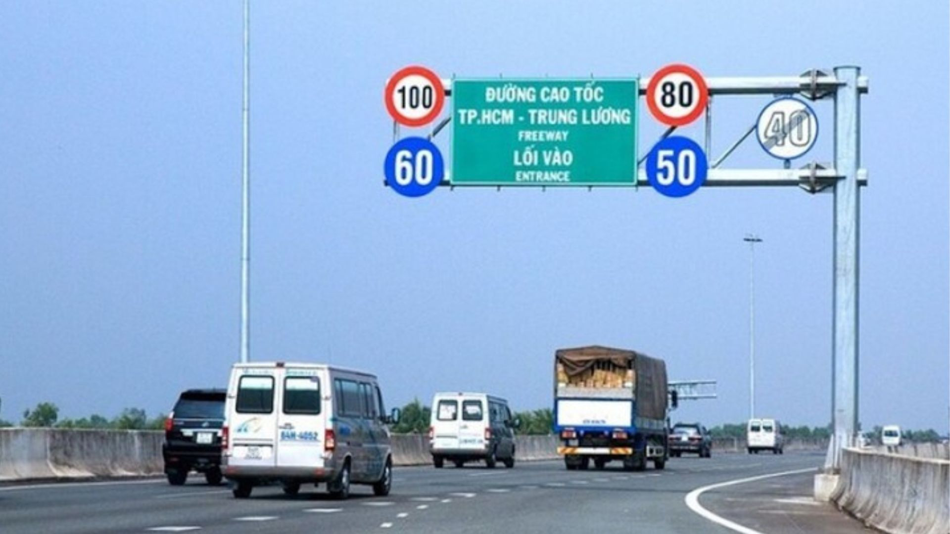 Nhiều người dân ủng hộ việc sơn tốc độ lên mặt đường, bởi việc nhìn biển báo vào ban đêm, hay không có đèn phản quang đôi khi khó khăn. (Ảnh minh hoạ)