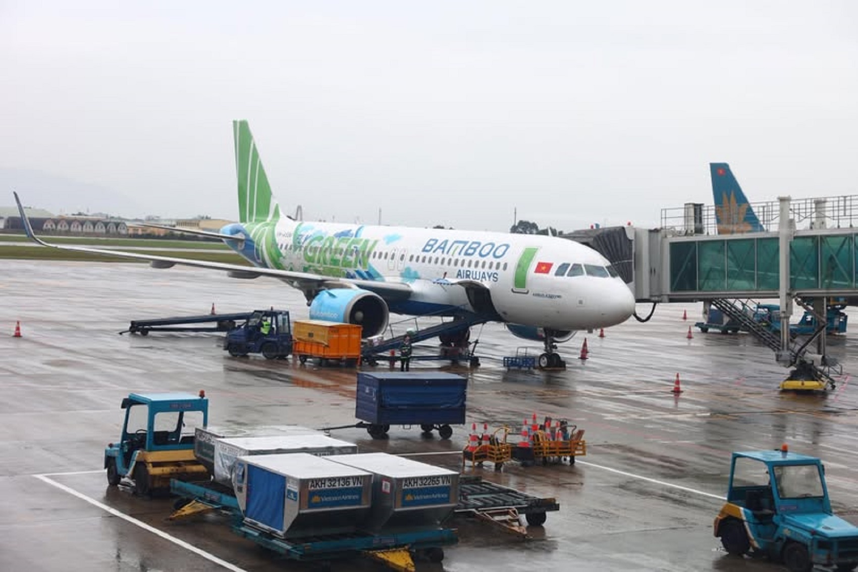 Bão số 3 gây mưa to, gió lớn kèm dông lốc khiến nhiều chuyến bay, trong đó có chuyến bay QH122 của Bamboo Airways phải chuyển hướng hạ cánh. (Ảnh: Bamboo Airways).
