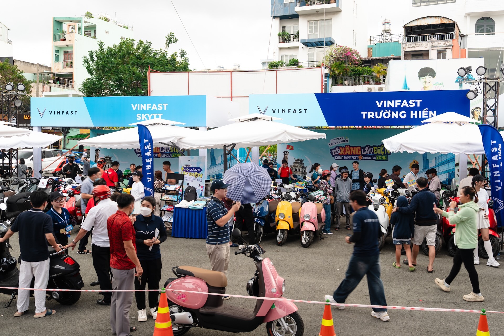 Gian hàng các đại lý VinFast tại Công viên Đầm Sen (TP.HCM) đã đông người tham quan từ sáng sớm.