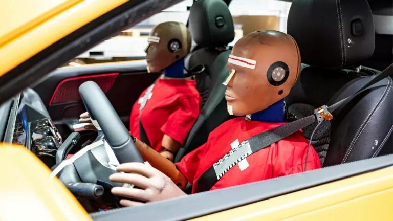 NHTSA đóng vai trò quan trọng trong việc đảm bảo an toàn trên các tuyến đường ở Mỹ (Ảnh: Carscoops)