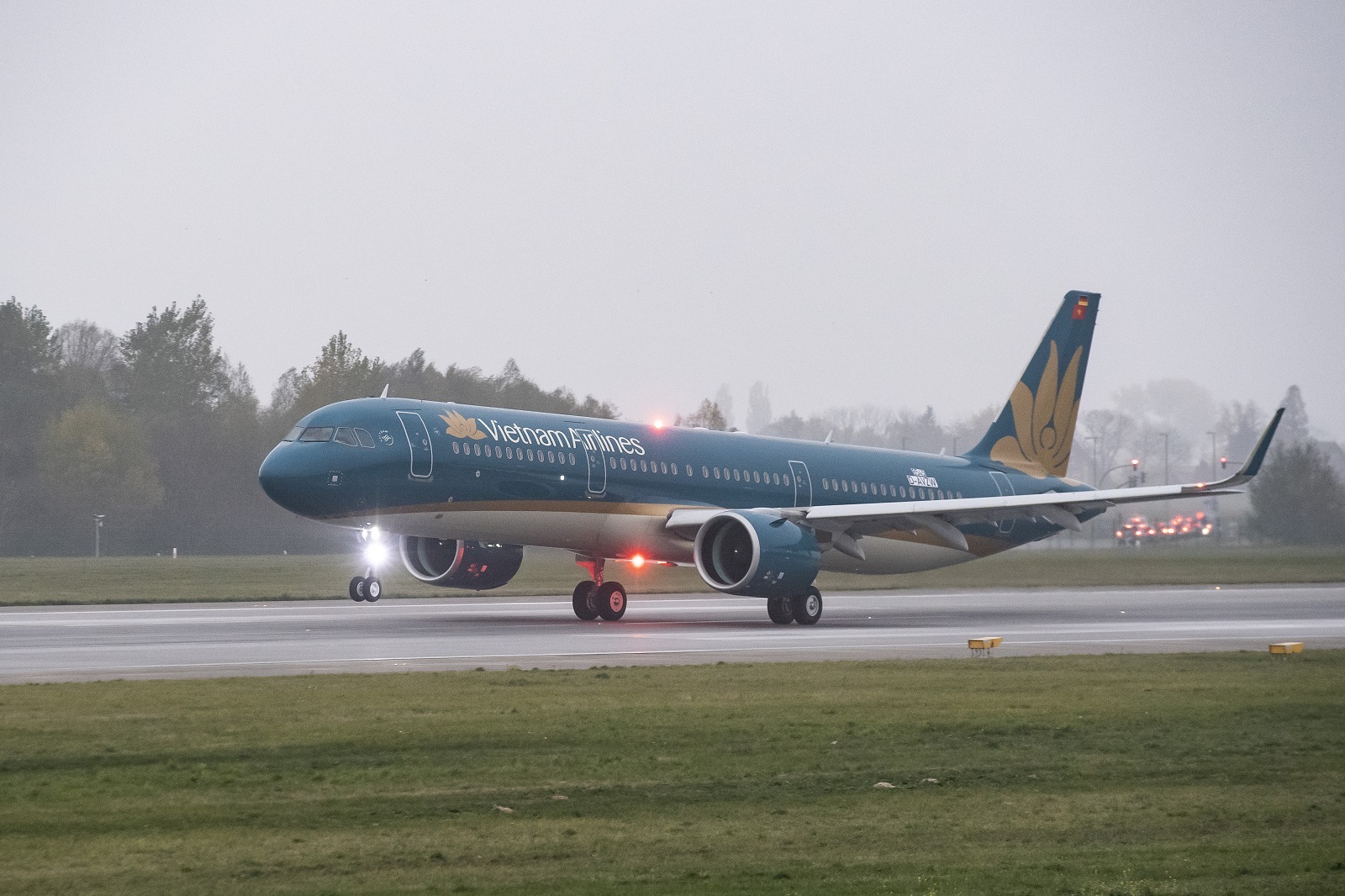 Nhiều chuyến bay bị ảnh hưởng do bão số 3 - bão Wipha. (Ảnh: Vietnam Airlines).