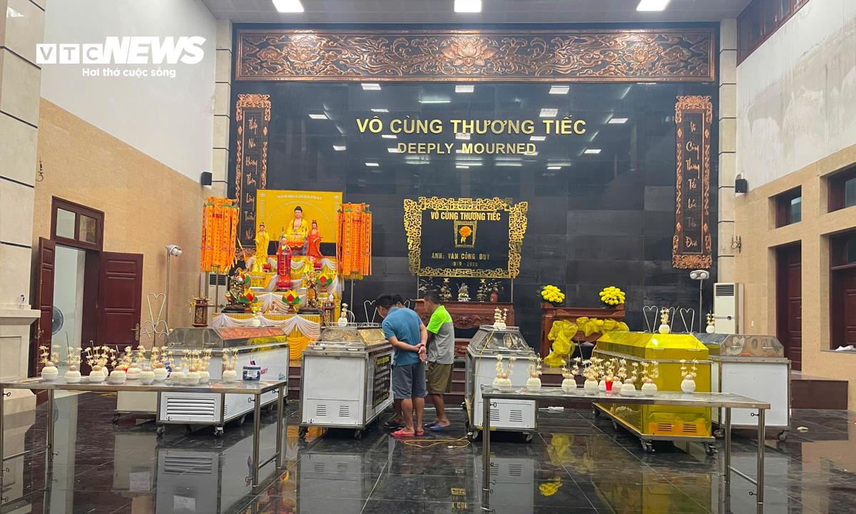 Thi thể các nạn nhân được đặt tại nhà tang lễ Bệnh viện Bãi Cháy chờ cơ quan chức năng hoàn tất các thủ tục trước khi bàn giao cho gia đình.
