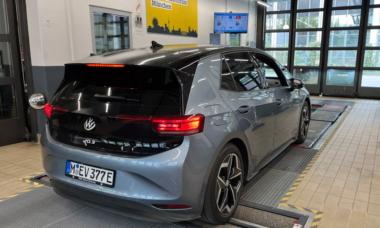 Cập nhật phần mềm giúp hiệu suất pin không bị hao hụt. (Ảnh: ADAC)