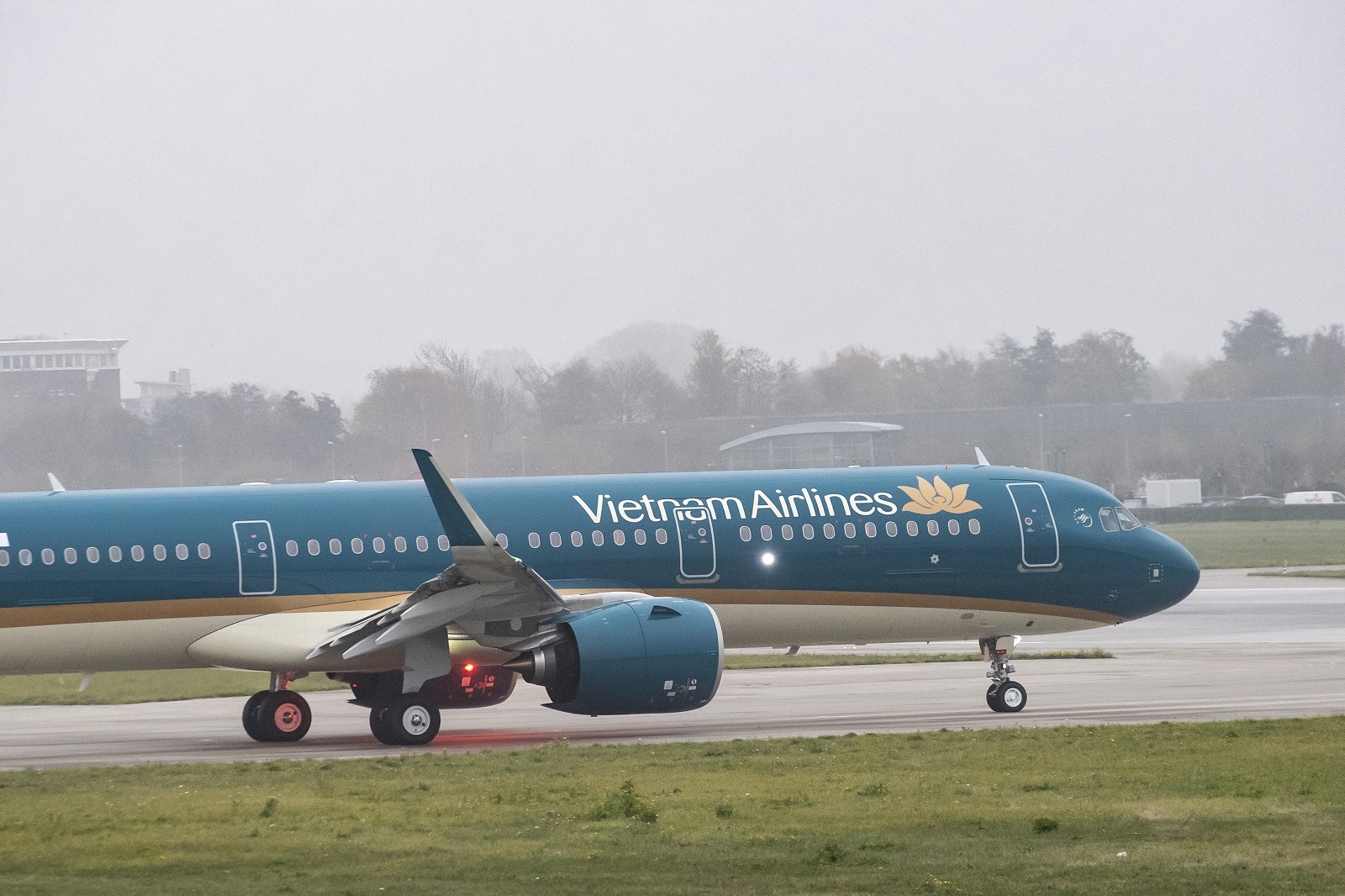 Nhiều chuyến bay phải hủy, hoãn do ảnh hưởng bởi cơn bão Wipha. (Ảnh: Vietnam Airlines).