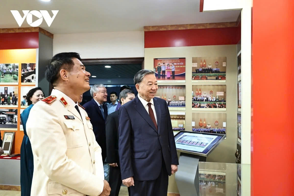 Tổng Bí thư Tô Lâm thăm phòng truyền thống ngành Kiểm sát Nhân dân.