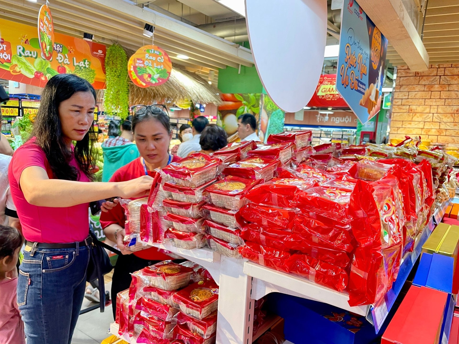 Bánh trung thu được bày bán trước rằm tháng 8 ở TP.HCM. (Ảnh: P. Minh)