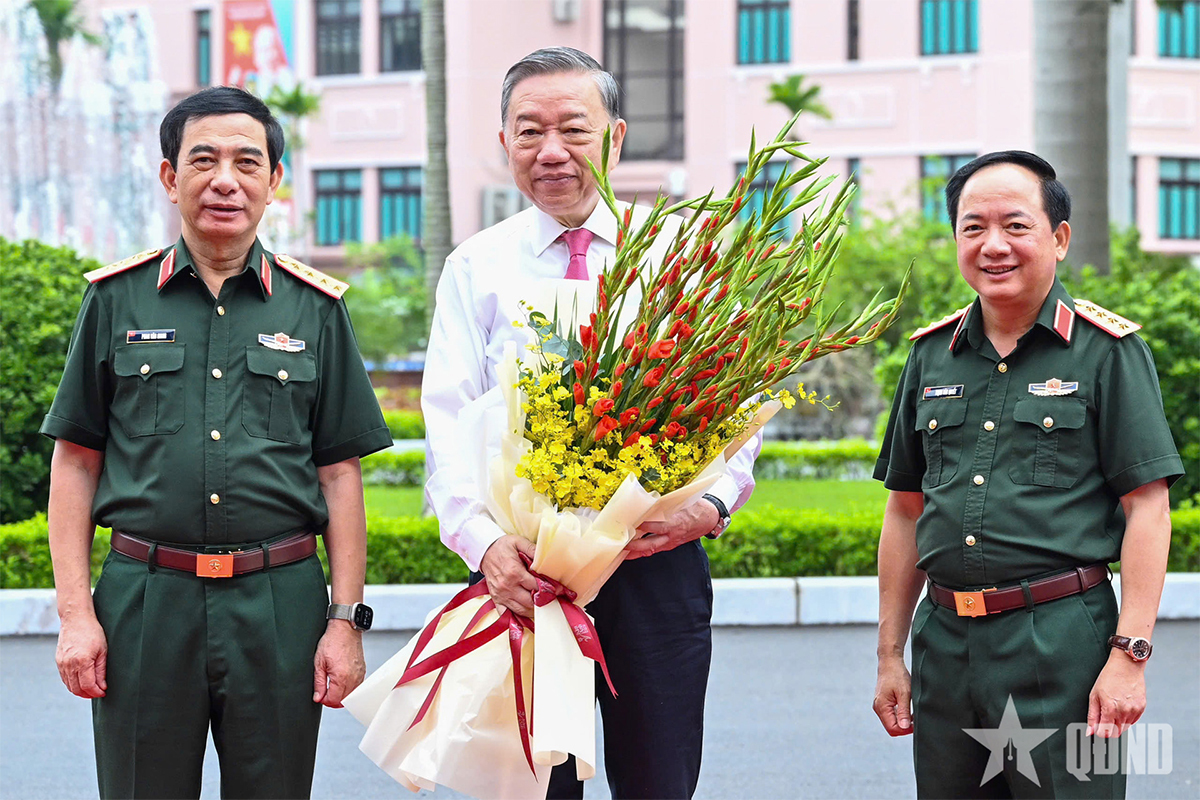 Đại tướng Phan Văn Giang, Bộ trưởng Quốc phòng và Đại tướng Trịnh Văn Quyết, Chủ nhiệm Tổng cục Chính trị Quân đội Nhân dân Việt Nam tặng hoa Tổng Bí thư Tô Lâm, Bí thư Quân ủy Trung ương nhân dịp Tổng Bí thư đến thăm, làm việc với Tổng cục Chính trị.