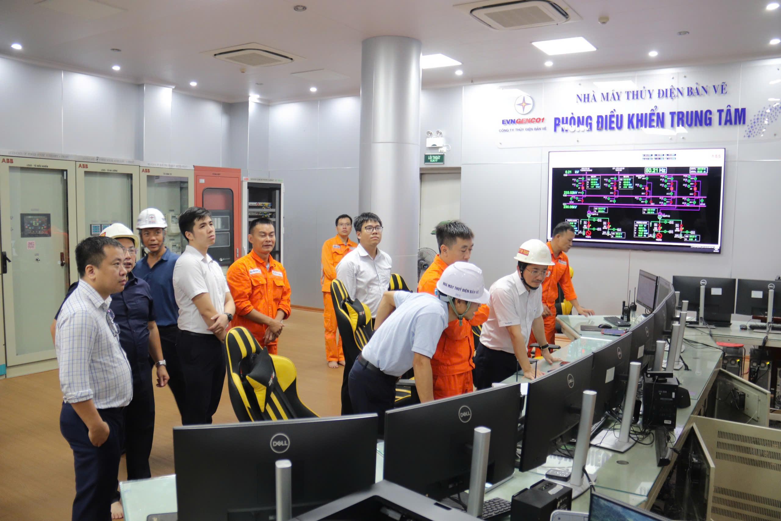 Kiểm tra Trung tâm điều hành của Thuỷ điện Bản Vẽ. (Ảnh: Bộ Công Thương)